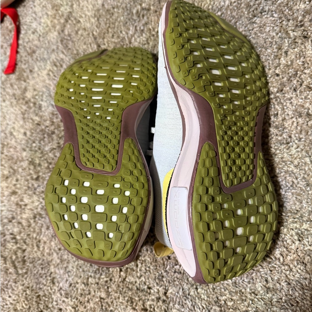 Women’s size 8 Nike Invincible 3 Running shoe - Picture 4 of 4